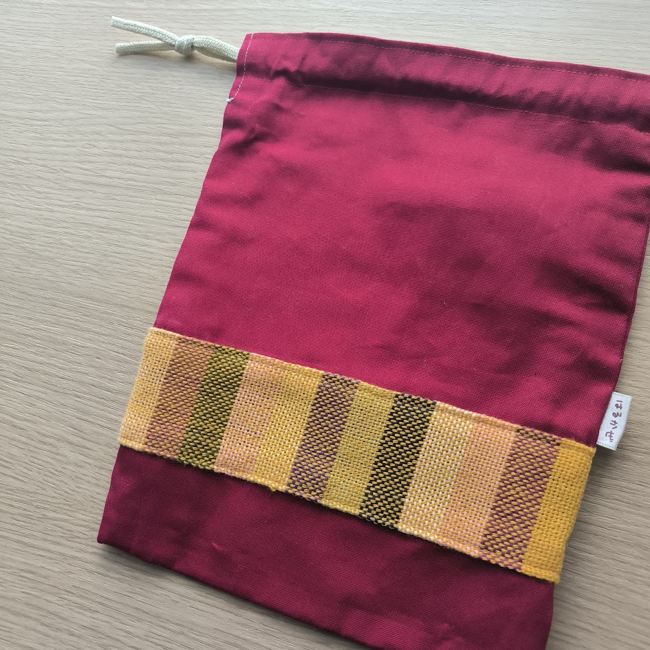 旅行やバッグの整理に。手織りアクセントの大人可愛い大きめ巾着ポーチ